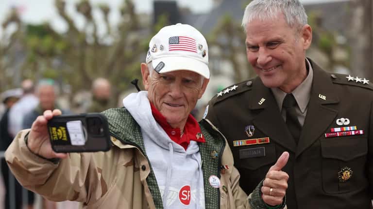 Lt. Gen. Charles Costanza hält eine Rede bei einer Militärzeremonie – Symbol für plötzliche Entlassung ohne Begründung