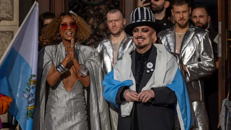 Boy George et Senhit représentant Saint-Marin sur le tapis turquoise de l'Eurovision 2026 à Vienne