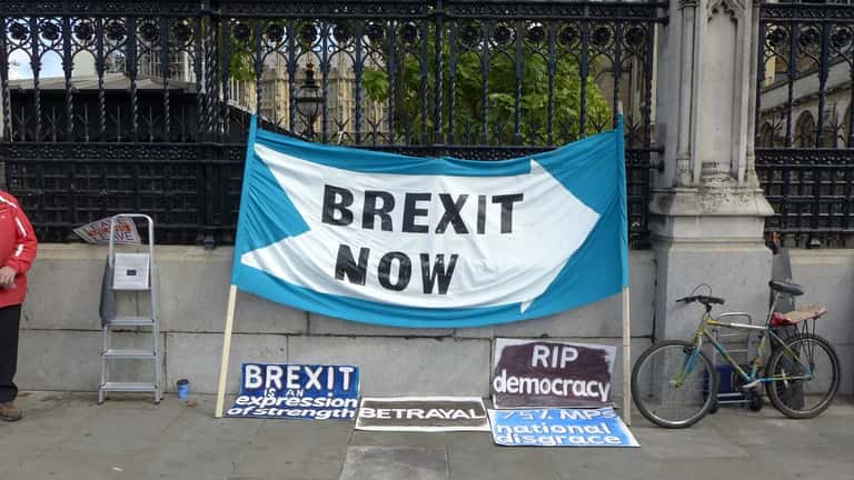Brexit-bannere under politisk demonstrasjon i Storbritannia