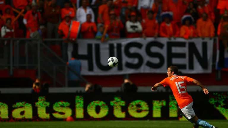 Rafael van der Vaart in oranje shirt tijdens een interland voor het Nederlands elftal
