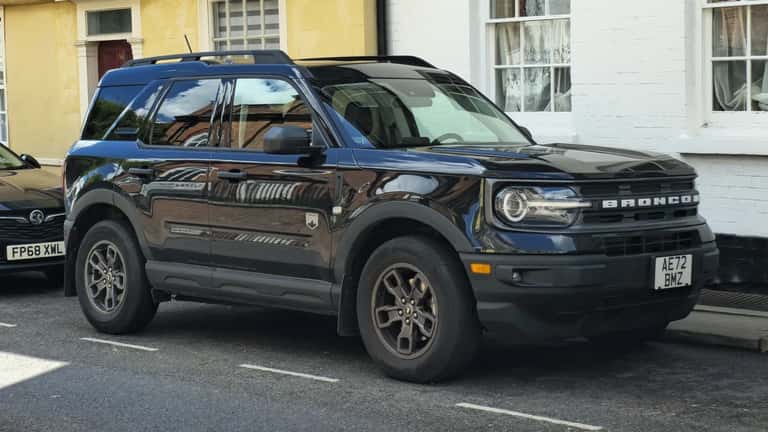 Ford Bronco 2022 de color azul estacionado, vehículo incluido en recall de Ford por riesgo de cortocircuito en arnés de cableado