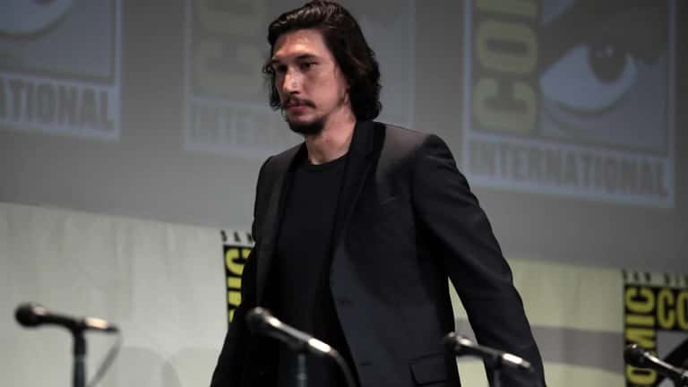Adam Driver durante festival de cinema, expressão séria