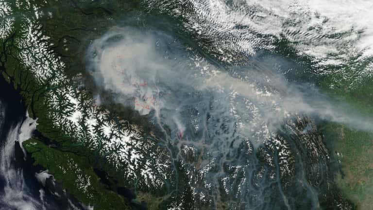 Vue satellite de la fumée des feux de forêt en Colombie-Britannique, août 2026