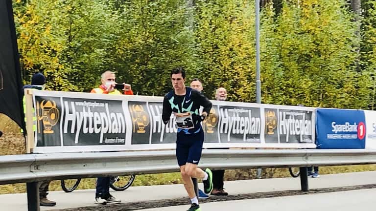 Jakob Ingebrigtsen ylittää maaliviivan – akillesjänteen kuntoutuksesta EM-kultaan