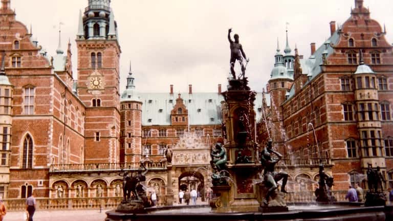 Frederiksborg Slot i Hillerød, et af Danmarks mest kendte fredede bygninger, spejlet i søen