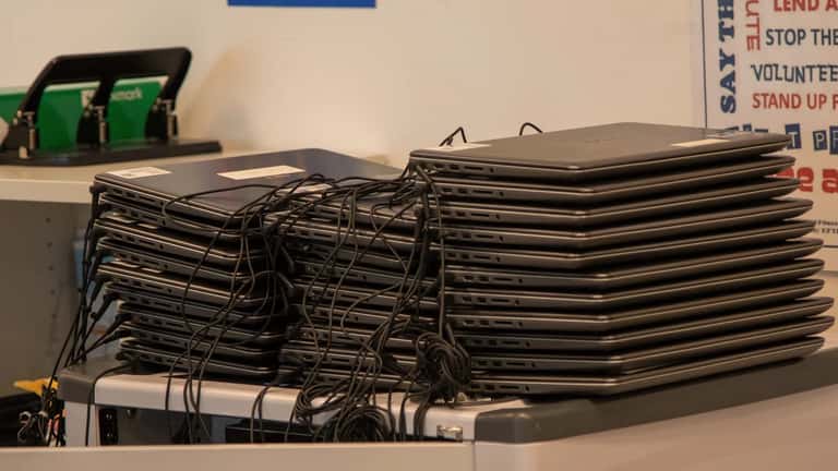 Gymnasieelever arbetar med laptops i ett klassrum under digital inlärning