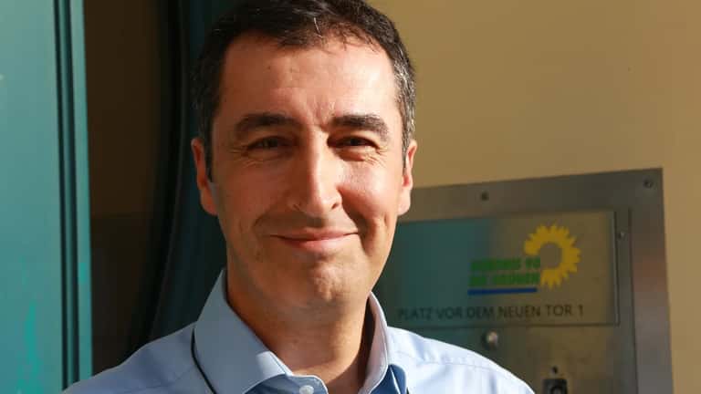 Cem Özdemir spricht bei einer politischen Veranstaltung als neuer Ministerpräsident von Baden-Württemberg