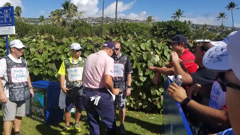 Justin Thomas jugando golf en el torneo Sony Open en Hawaii en 2018