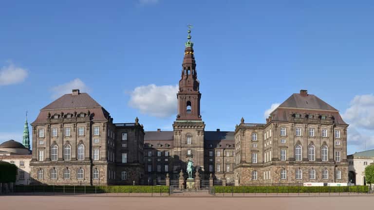 Christiansborg Slot i København, sædet for det danske demokrati og grundlov