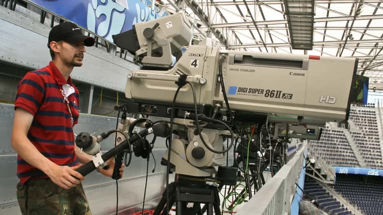 TV-Broadcast-Kamera als Symbol für die Transformation von Pluto TV zu Paramount in 2026