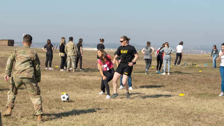 Jóvenes jugadoras de fútbol en práctica de equipo unificadas por el deporte juvenil 2026