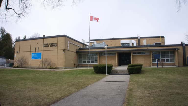 École primaire de Toronto, cible de menaces à la bombe le 5 mai 2026, évacuations et recours juridiques