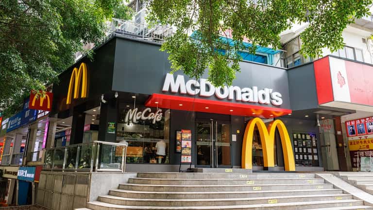 Restaurante McDonald's com os arcos dourados visíveis na fachada