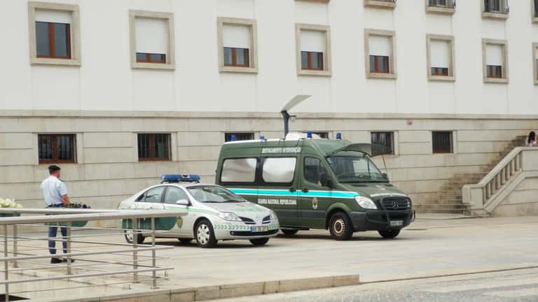 Agentes da GNR em operação de fiscalização rodoviária em Portugal