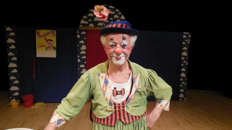 Manne af Klintberg som clown på scen, barnprogramledare och sommarpratare P1 2026