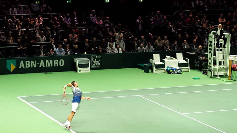 Stan Wawrinka au service lors d'un match de tennis professionnel
