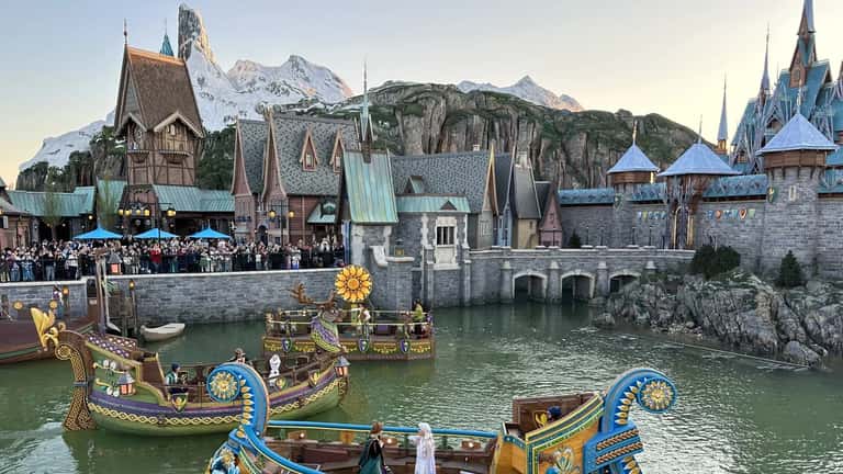 Deutscher Verbraucherrechtsanwalt prüft Disneyland-Paris-Reisevertrag in Frankfurter Büro 2026