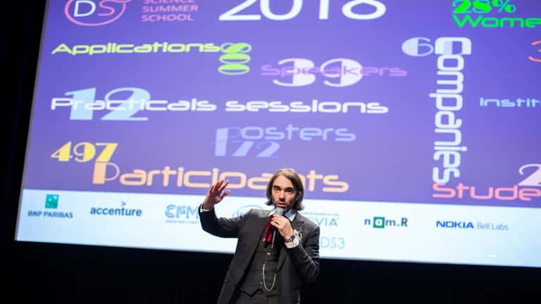 Cédric Villani, mathématicien et ancien député français, lors d'une réunion publique