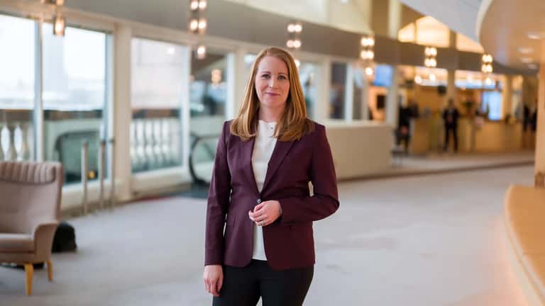 Annie Lööf talar i riksdagen – styrelsearvode och skatteplanering för svenska ledare 2026
