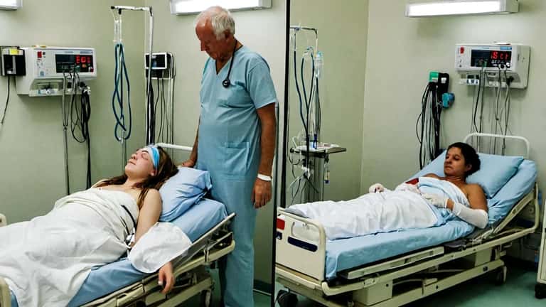 Urgences françaises : comparaison côte à côte d'une patiente en insolation et d'un patient en coup de chaleur classique