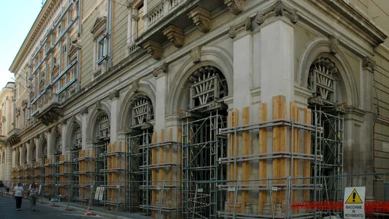 Edificio in restauro strutturale dopo un terremoto in Italia: ponteggi e lavori di consolidamento