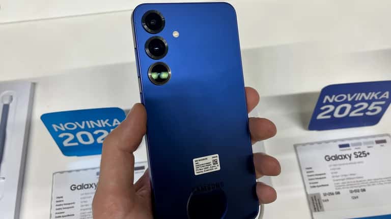 Samsung Galaxy Smartphone auf weißem Hintergrund – Elektronik-Experten bewerten ALDI-Angebote in Österreich