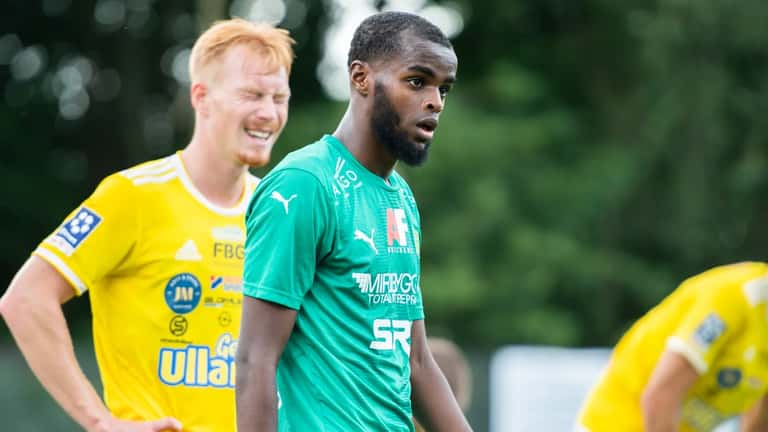 Falkenbergs FF-spelare i match mot BK Olympic, sett från sidolinjen