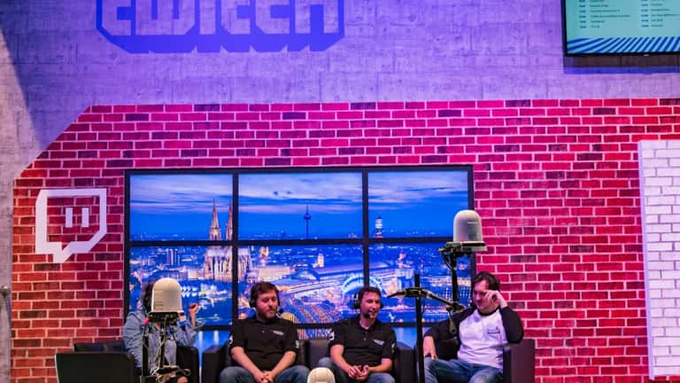 Twitch-pelaajia ja striimareita Gamescom-pelimessuilla