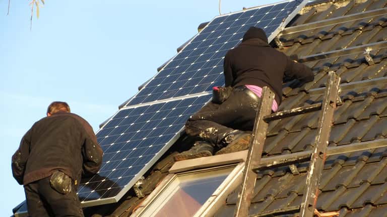 Installation de panneaux photovoltaïques sur un toit