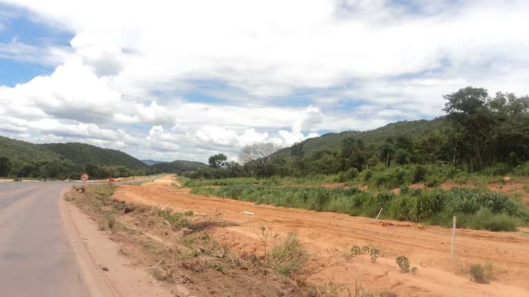 Obras de duplicação na BR-163 com caminhões trafegando em rodovia federal, Mato Grosso