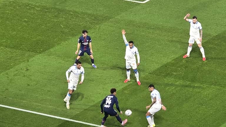 Quinten Timber in action for Marseille against PSG, February 2026