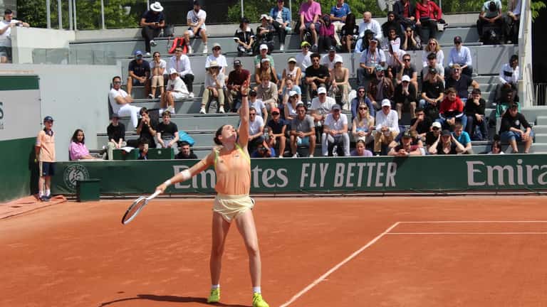 Elsa Jacquemot en action sur le court de Roland-Garros en 2023