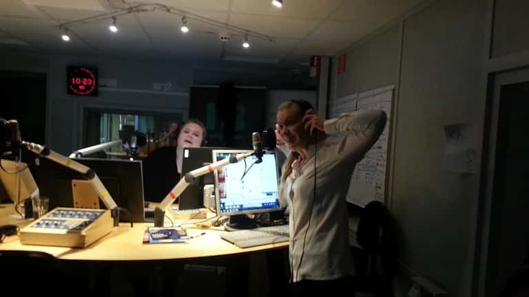 Sveriges Radio studiomiljö med presentatör inför partiledardebatt val 2026