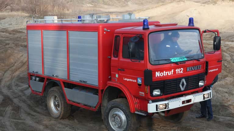 Brandweerwagen met 112 markering in actie bij een noodoproep