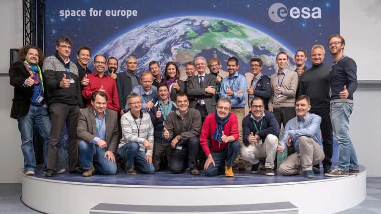 Responsabili operazioni ESA in sala controllo missione per la Settimana Mondiale dello Spazio 2026
