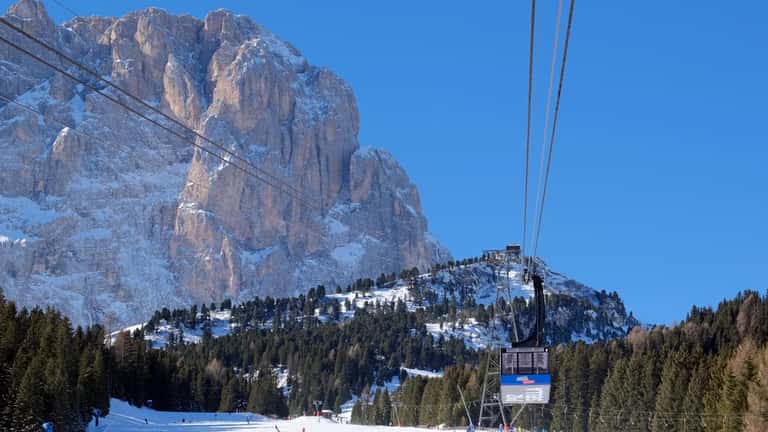 Dolomiti: comprensorio sciistico di Marmolada e Sellaronda con piste innevate