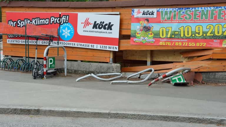 Unfallstelle in Österreich mit beschädigtem Fahrzeug und Rettungskräften