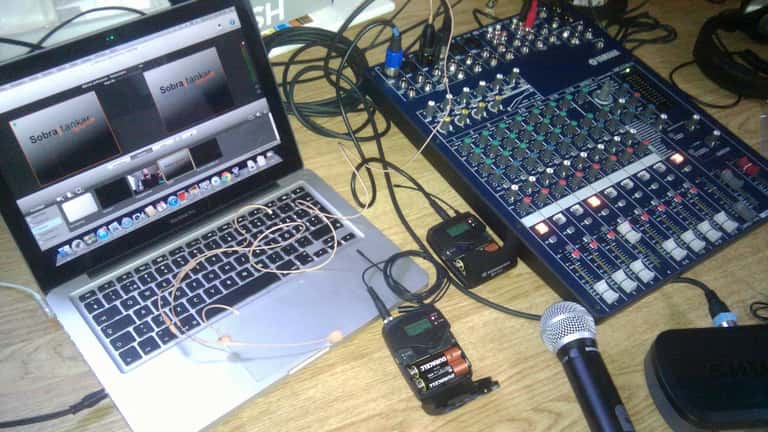 Setup de audio para live streaming com mesa de mistura Yamaha e microfones profissionais
