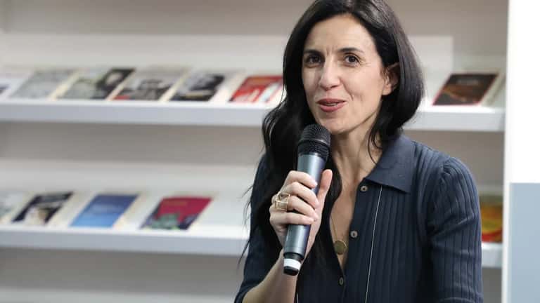 Autrice al palco del Salone Internazionale del Libro di Torino durante una presentazione