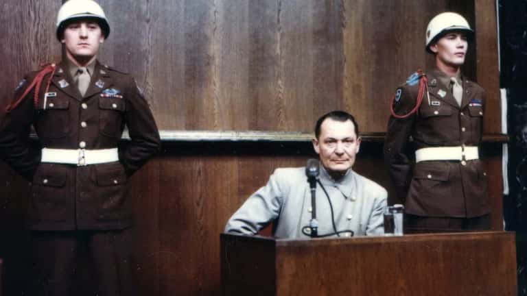 Historisches Foto: Hermann Göring vor dem Nürnberger Kriegsverbrechertribunal 1946