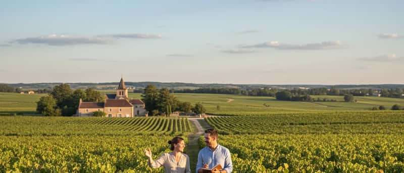 Conseiller financier examinant des documents de prévoyance suisse avec un client dans un bureau genevois