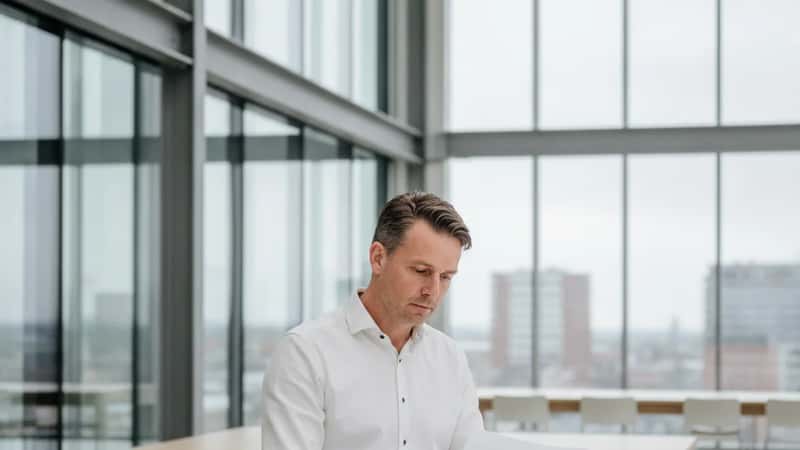 Nederlandse man raadpleegt een document over ontslagrechten bij een werkgelegenheidsloket in Rotterdam