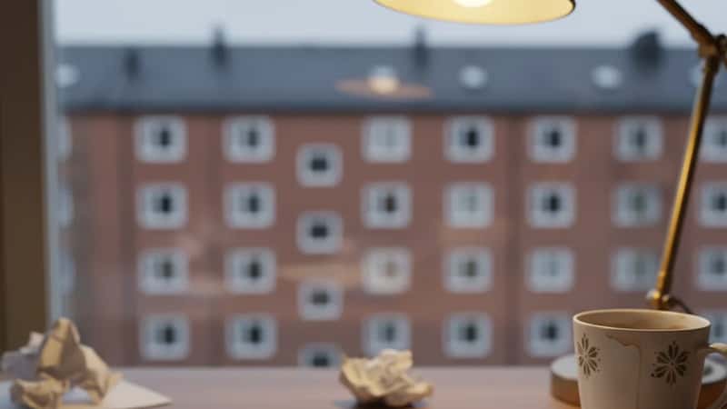 Oppsigelsesdokument på skrivebordet med norsk arbeidsrettsbok i Oslo