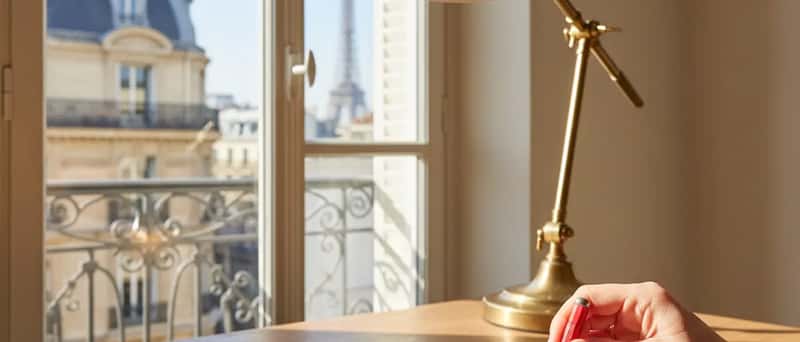 Handen met precisie-schroevendraaier vervangen een smartphonebatterij op een houten werkbank