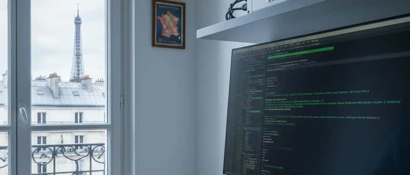 Technicien informatique diagnostiquant un problème réseau sur un terminal dans un bureau suisse