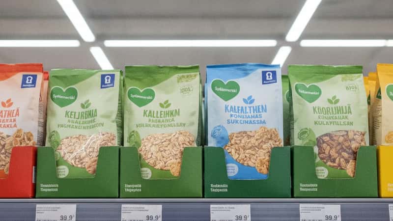Suomalaisen supermarketin hylly pakattuja elintarvikkeita, joissa näkyy terveysväittämiä suomeksi
