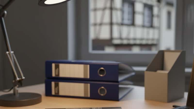 Checklist de conformité AI Act avec stylo sur un bureau professionnel organisé, matérialisant les étapes d'inventaire des systèmes IA