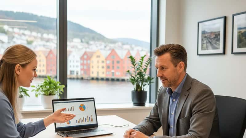 Norsk bedriftseier gjennomgår kvartalsregnskap ved kontorpulten