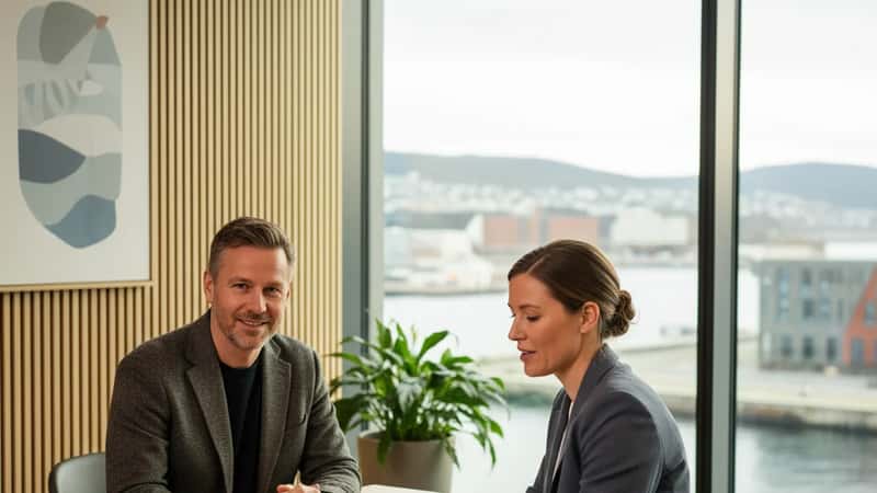 Nordmann i møte med finansiell rådgiver på et moderne kontor i Norge