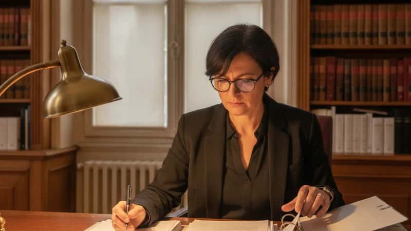 Avocate spécialisée en droit du travail consultant des dossiers juridiques dans son cabinet à Montpellier